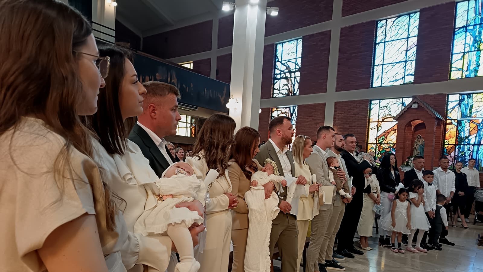 Osmero djece kršteno u Otoku