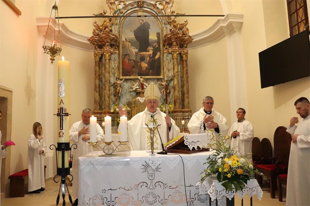 Biskup Razum predvodio Vazmeno bdjenje u župi Vugrovec