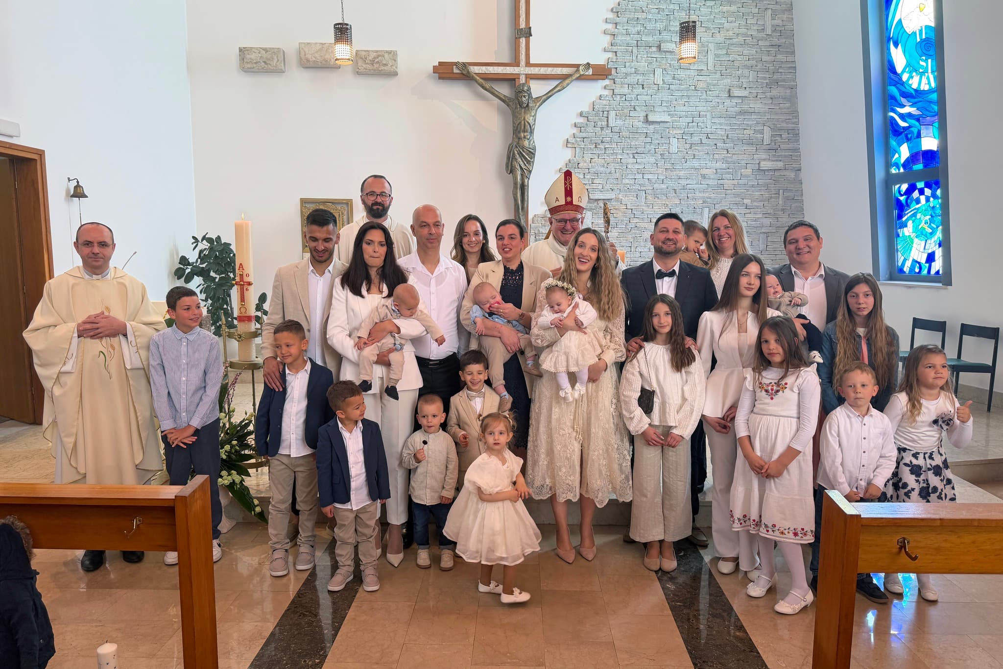 Biskup Rogić krstio četvero djece iz višečlanih obitelji