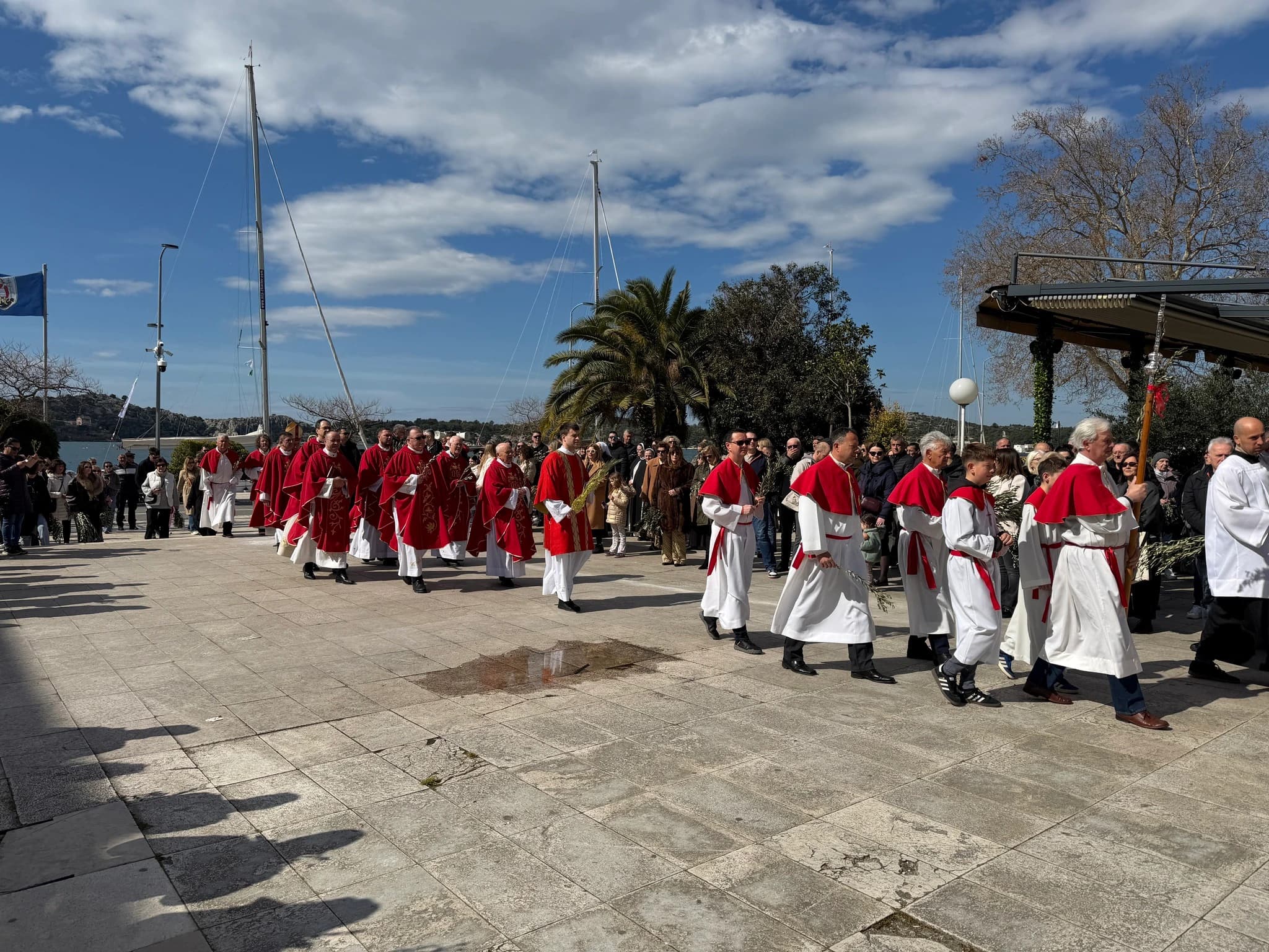 Vjernici Šibenika Cvjetnicom ušli u Veliki tjedan zajedničkom procesijom i misom