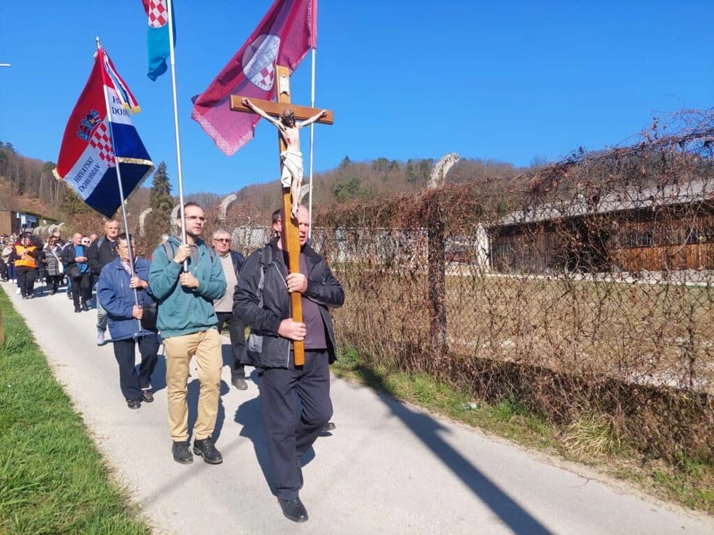 Župljani Jelkovca na križnom putu Stopama pobijenih u Maclju