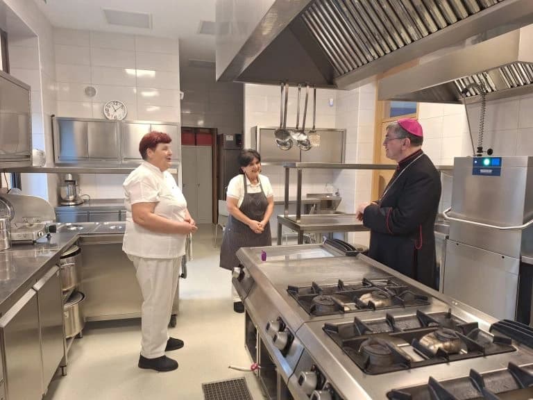 Uoči Uskrsa biskup Ivo Martinović pohodio Caritas Požeške biskupije