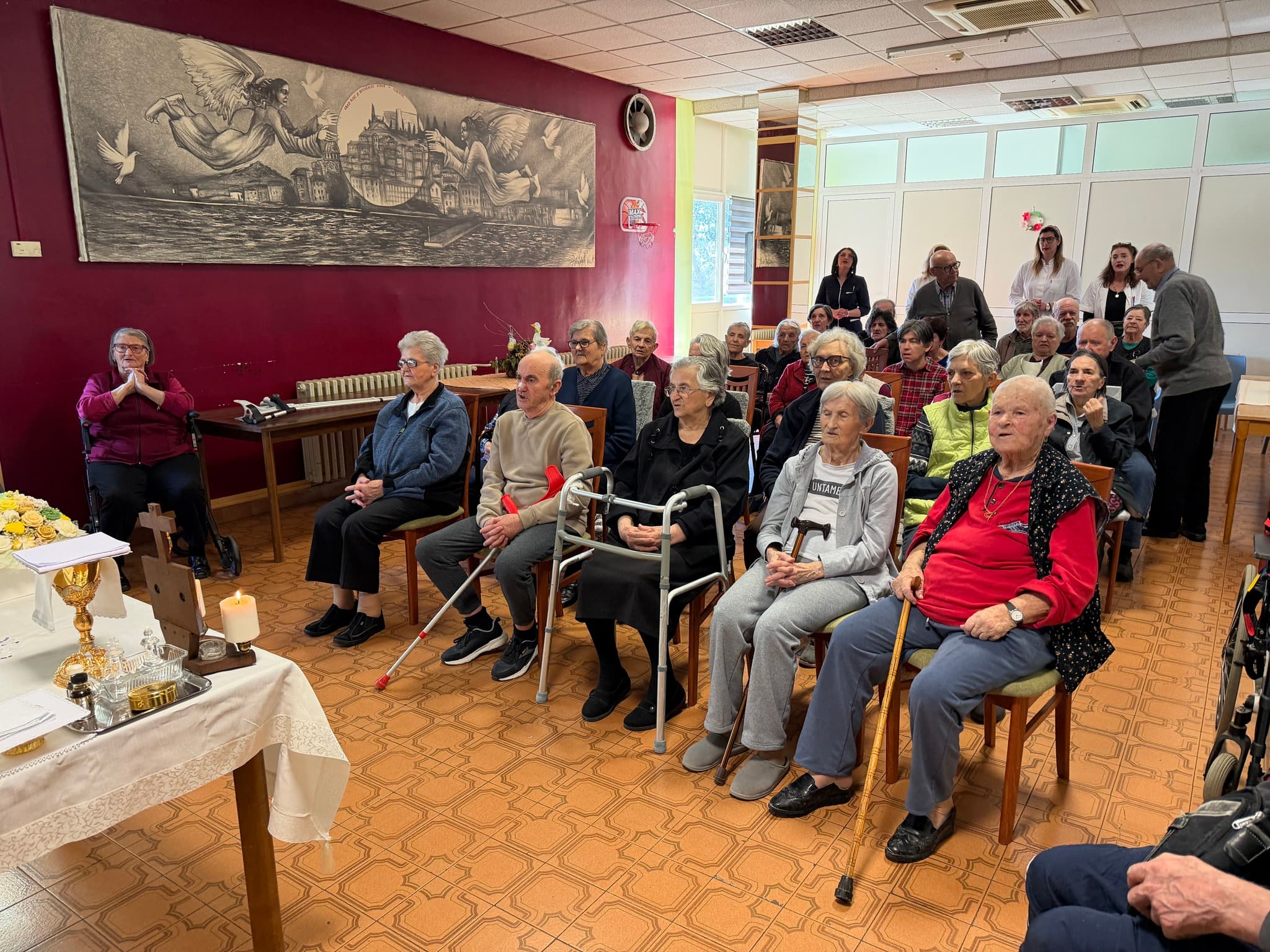 Šibenski biskup Tomislav Rogić povodom Uskrsa pohodio „Cvjetni dom“.
