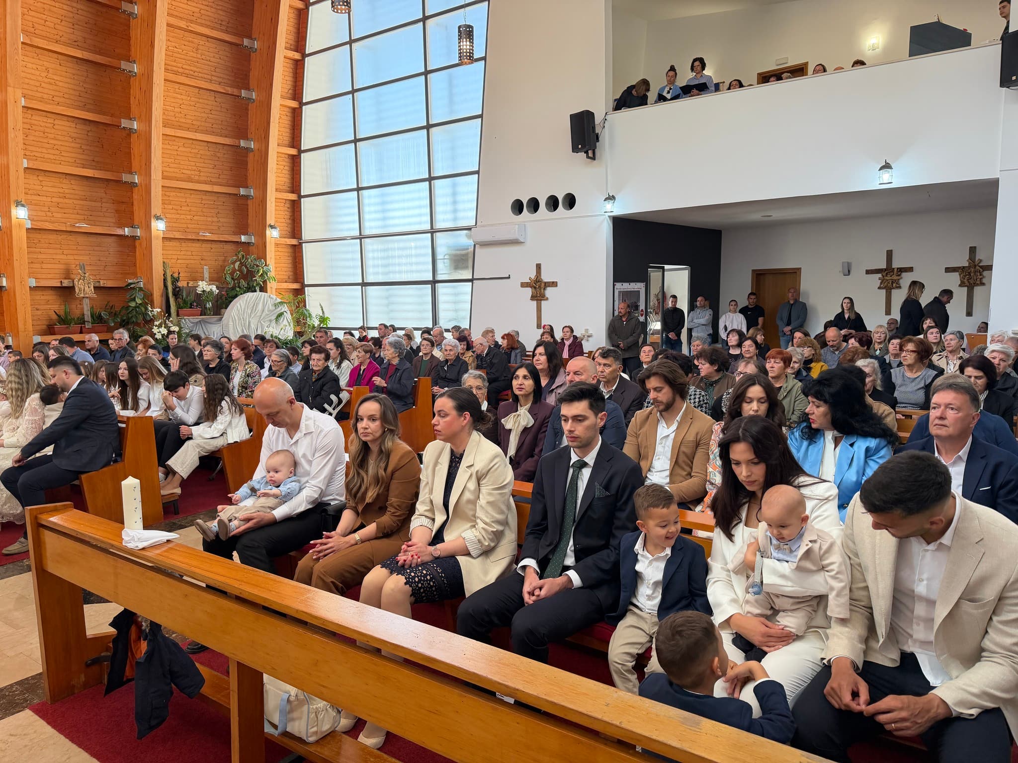 Slavlje života na Vidicima: Biskup Rogić krstio četvero djece.