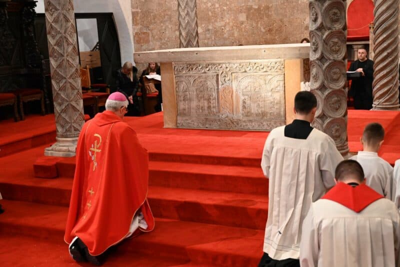 ZADAR: Službu Muke Gospodnje na Veliki petak u katedrali sv. Stošije predvodio nadbiskup Zgrablić
