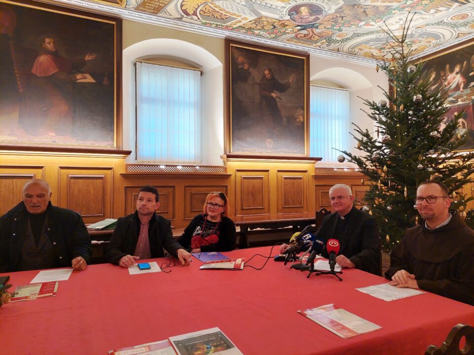 Predstavljena božićna poruka nadbiskupa Uzinića i najavljen koncert “Božić je judi” – Riječka nadbiskupija