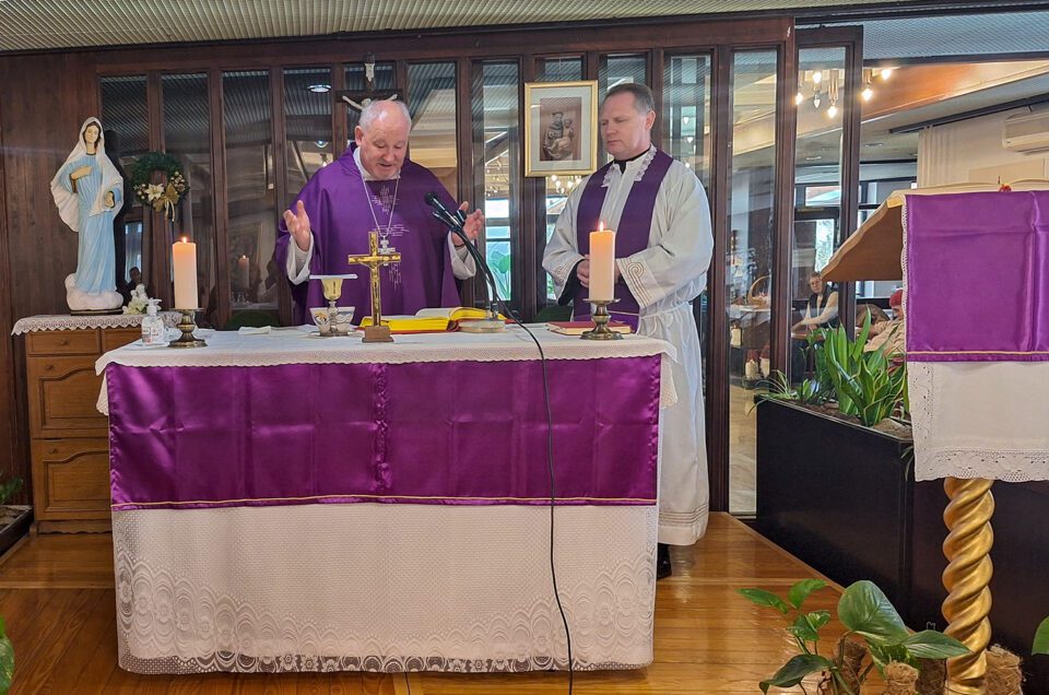 Biskup Ivica pohodio Dom za starije osobe Mali Kartec u Krku –