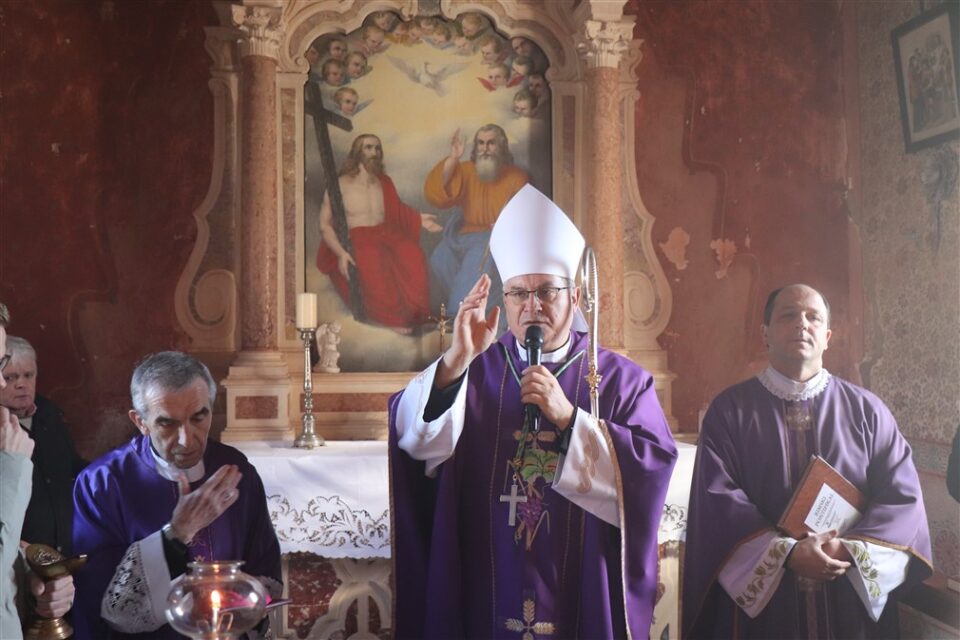 Biskup Štironja blagoslovio oskvrnjenu crkvu Presvetoga Trojstva u Labincima