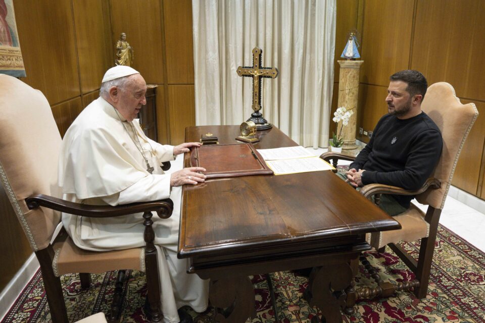 Papa Franjo razgovarao sa Zelenskim o mirovnim naporima u Ukrajini