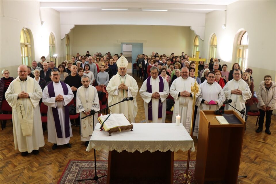 Biskup Štironja prvi put na adventskom susretu Caritasa u Pazinu