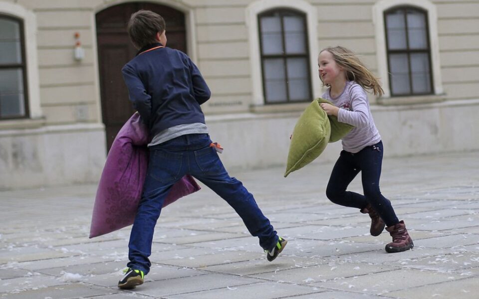 O djeci – Kako zadržati strpljenje usred borbe jastucima