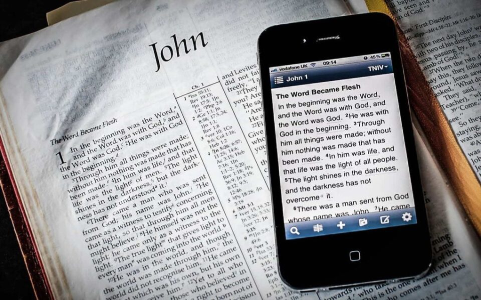 Digitalni čitači Biblije više čitaju – ali manje razumiju
