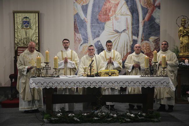 Kardinal Bozanić predvodio misu bdjenja svetkovine Božića