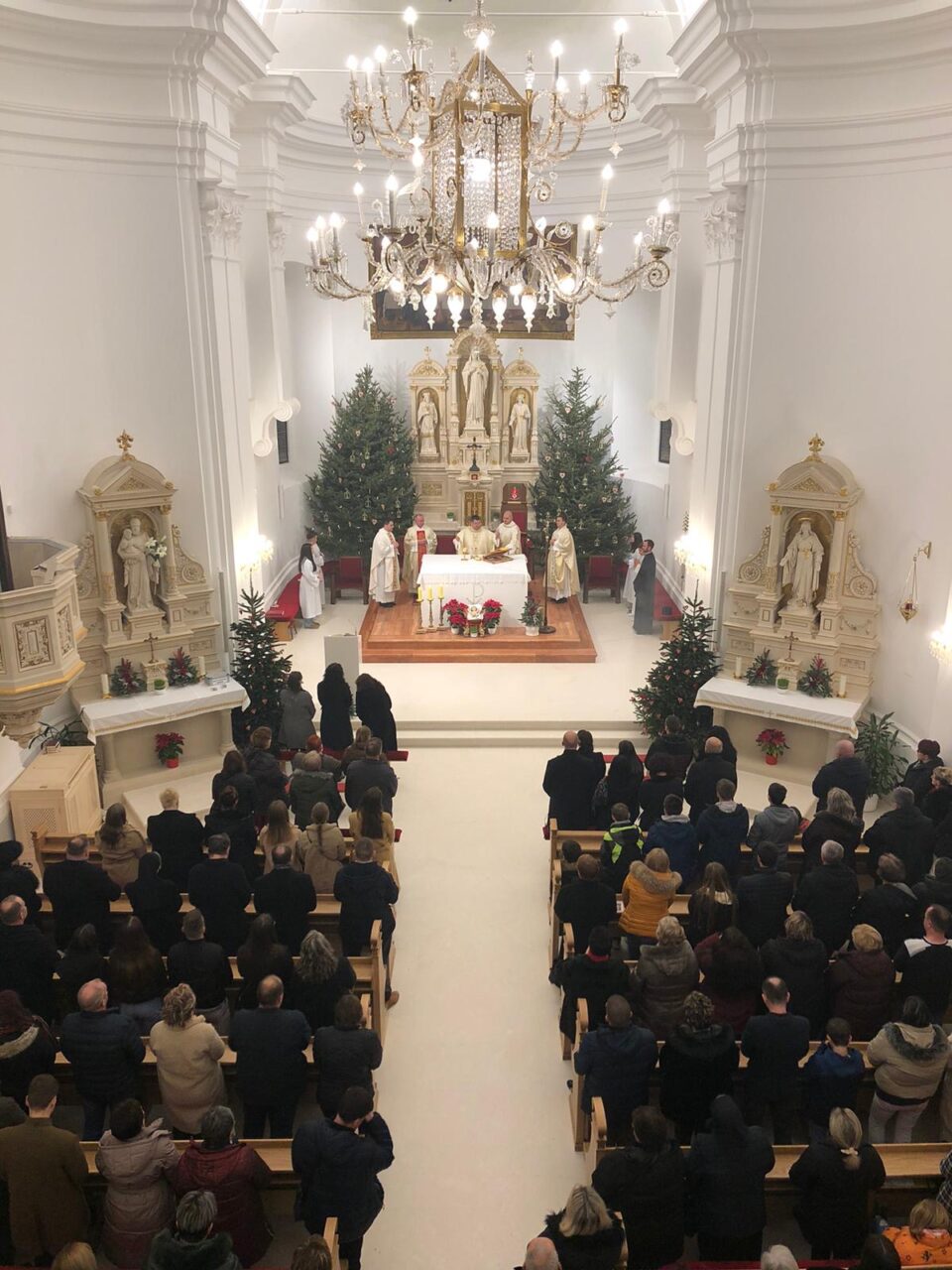 Biskup Vjekoslav Huzjak slavio Misu polnoćku u bjelovarskoj katedrali