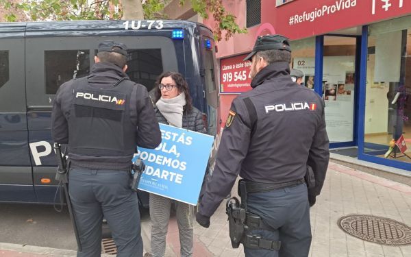 20 interventne policije poslano da ukloni 10 mladih ljudi koji mole krunicu u klinici za pobačaje u Španjolskoj