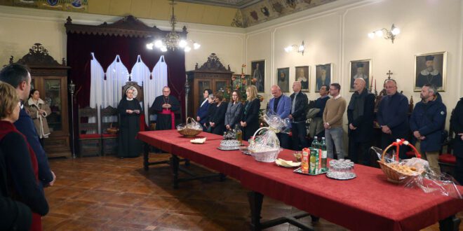 Božićni susret ravnatelja odgojno obrazovnih ustanova sa biskupom Tomislavom Rogićem.