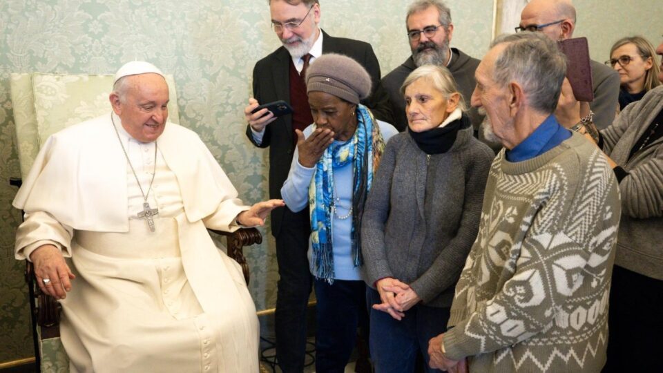 Papa Franjo susreo se s uredništvom Osservatore di Strada – Vatican News