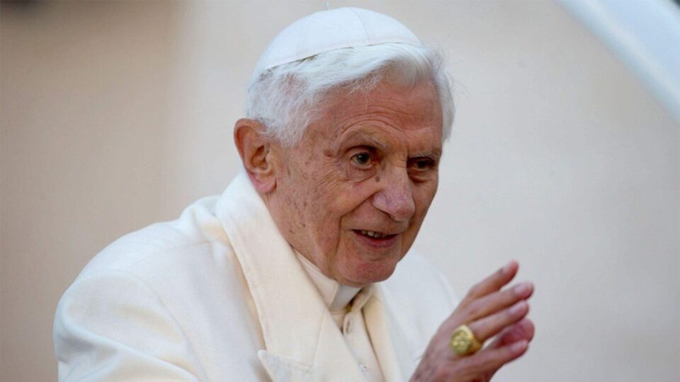Papa Franjo: Neka nas blagoslovi i prati Benedikt XVI.