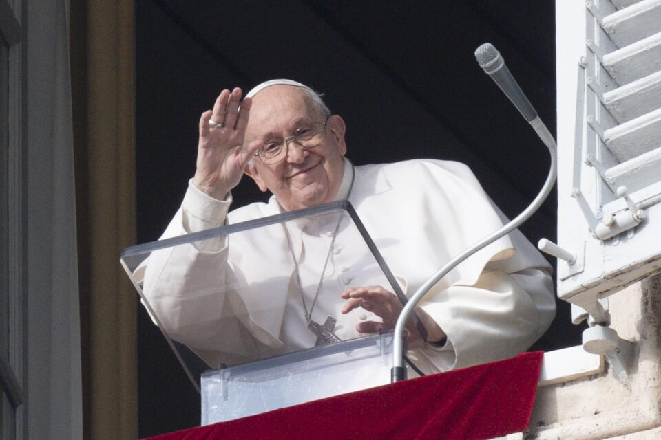 Papa Franjo kaže da nas Benedikt XVI. ‘blagoslivlja i prati’ s neba