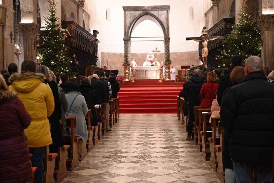ZADAR: Nadbiskup Zgrablić na misi zahvalnici u katedrali sv. Stošije: „Naša zahvala vodi nas u Božju ljubav“