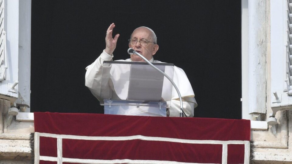 Papa na Angelusu: Ljubav otvara puteve miru, nikad ne gušeći druge – Vatican News