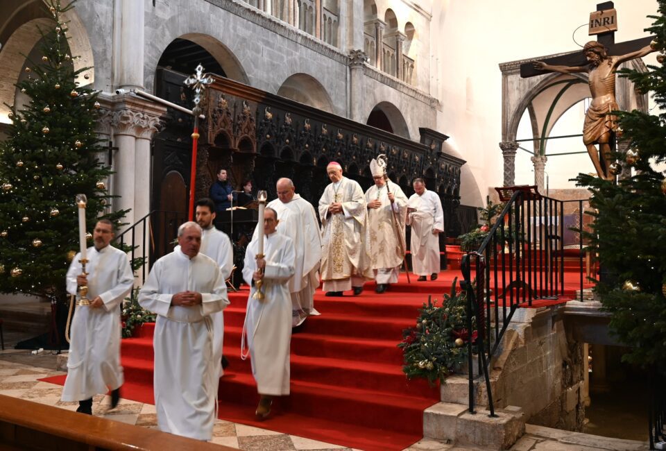 ZADAR: Nadbiskup Zgrablić predvodio misu na svetkovinu Marije Bogorodice u katedrali sv. Stošije