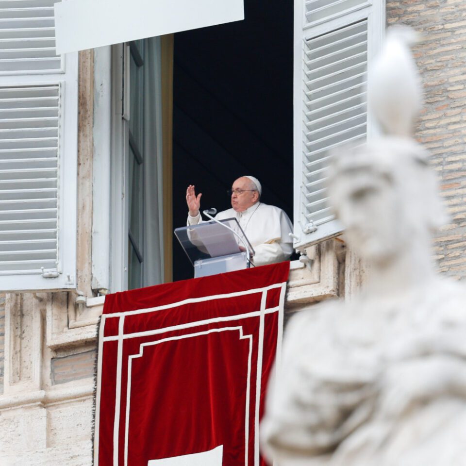 Papa potiče progonjene kršćane da ostanu jaki u svom svjedočenju