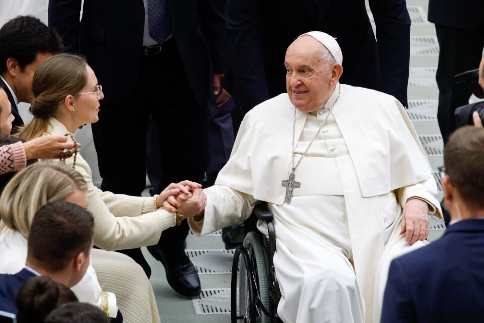Kršćani moraju biti otvoreni slušanju Boga, pomaganju drugima, rekao je papa