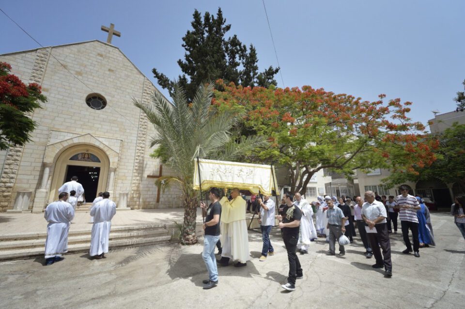 Izraelska vojska negira da je ciljala crkvu u Gazi za koju papa Franjo kaže da su ‘nenaoružani civili’ bili ‘mete’