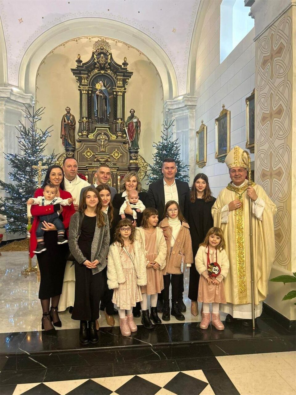 Biskup Šaško krstio 7. dijete obitelji Lovrić