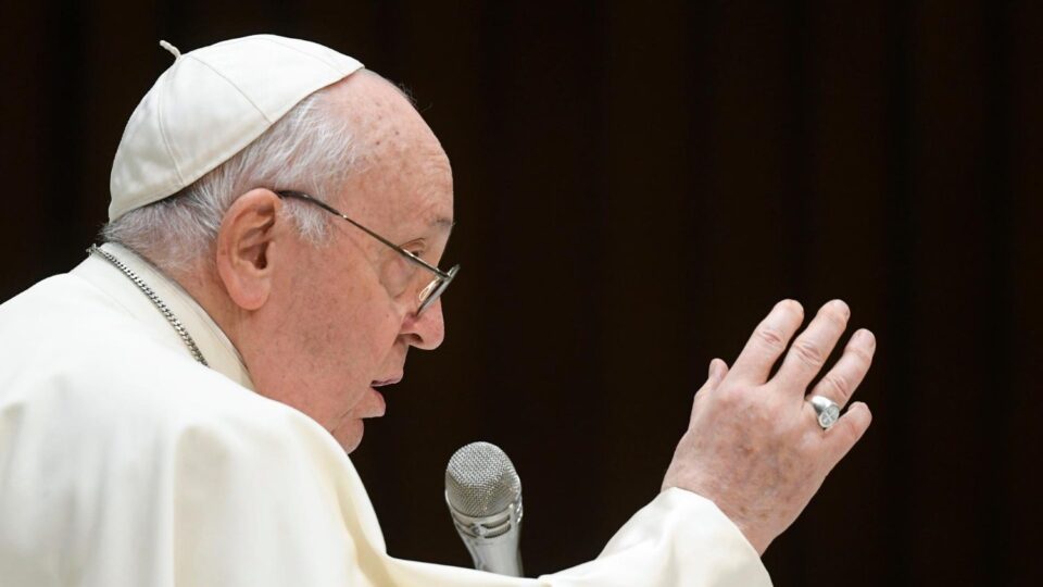 Papa se prisjetio žrtava sukoba rekavši da je rat ludilo