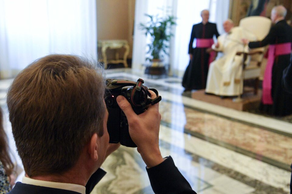 Papa: Katolici koji rade u medijima mogu deeskalirati današnji rat riječima