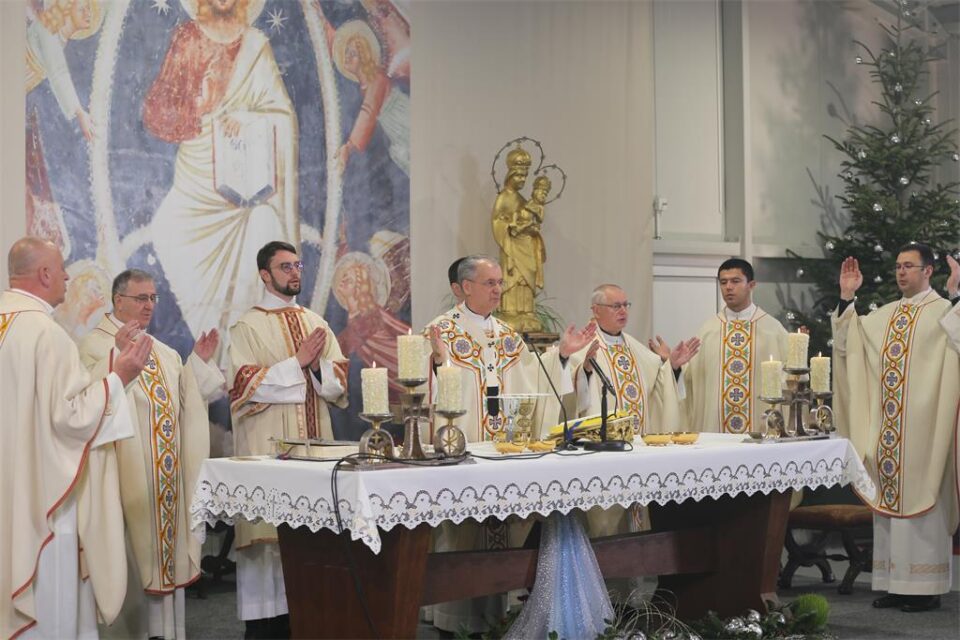 Nadbiskup Dražen Kutleša predvodio misno slavlje svetkovine Bogojavljenja