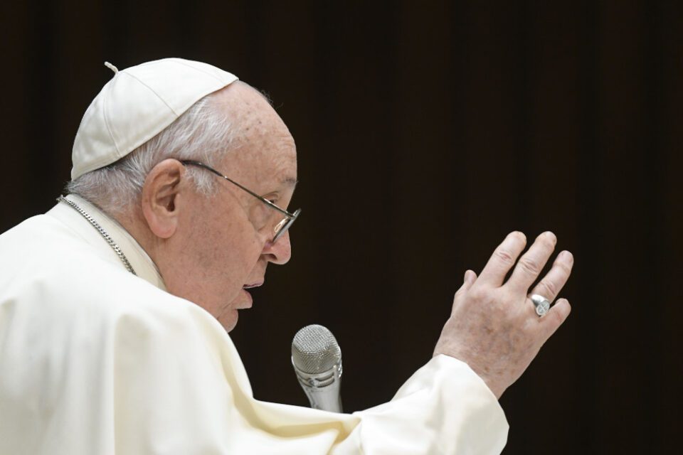 Papa izrazio sućut žrtvama dvaju samoubilačkih napada u Iranu