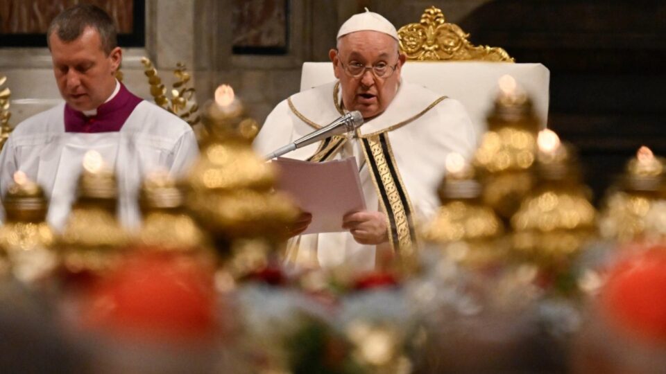 Papa na misi Bogojavljenja: Oponašajte mage da pristupite Djetetu Kristu – Vatican News