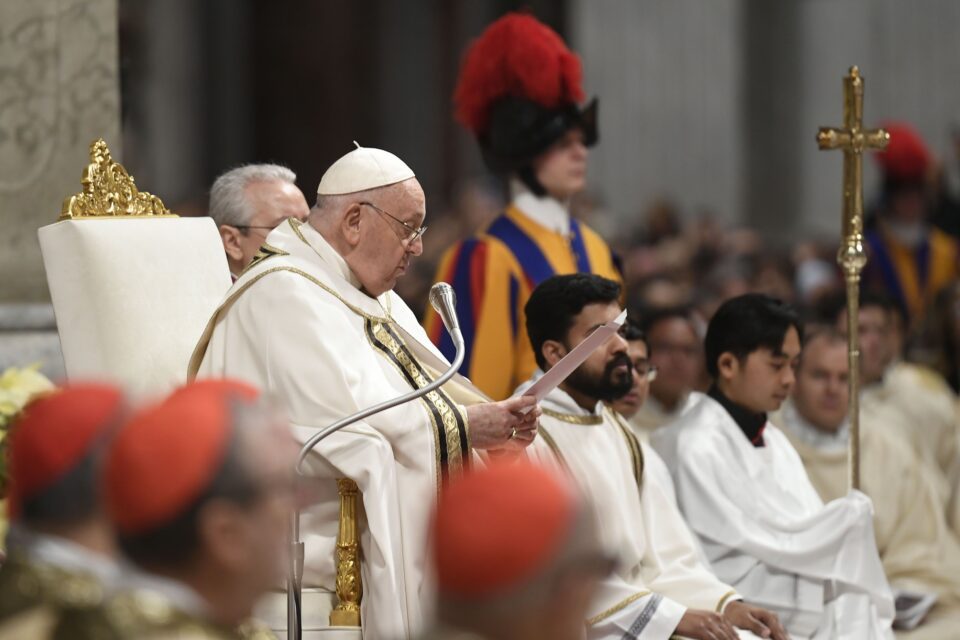Papa Franjo: Bogojavljenje nas poziva na klanjanje Gospodinu i pomoć siromašnima