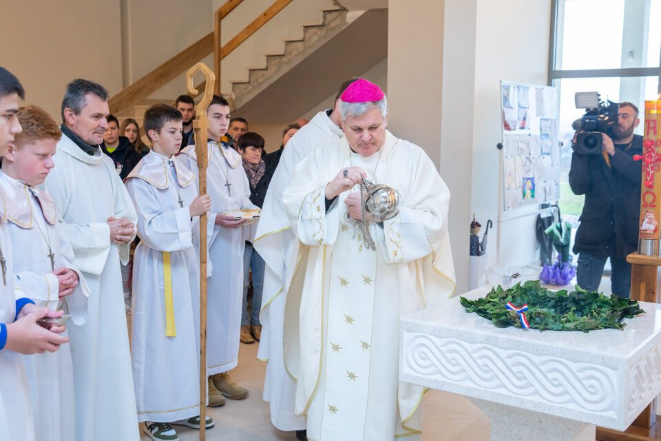 Blagoslovljena nova krstionica u petrinjskoj crkvi Preobraženja Gospodnjeg – Sisačka biskupija