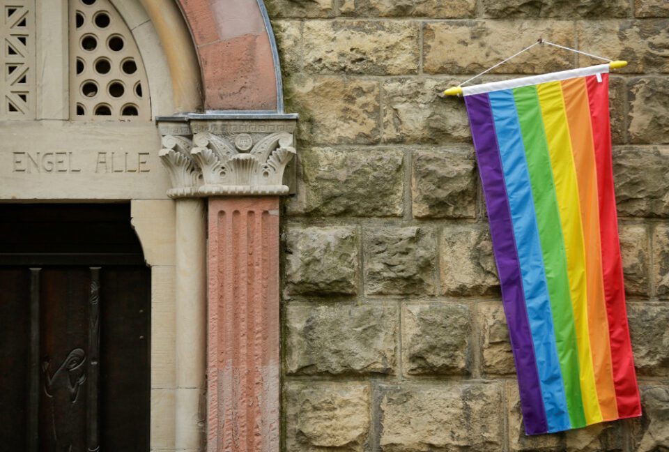 Vatikan udvostručuje: Katolički biskupi ne bi smjeli prestati davati blagoslove homoseksualnim parovima