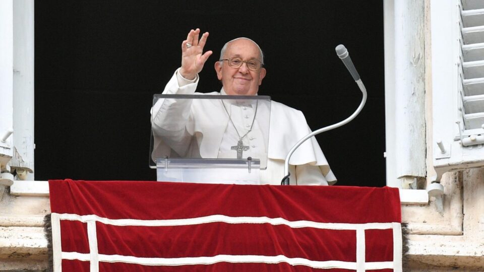 Papa na Angelusu: Naše nas je krštenje učinilo djecom Božjom – Vatican News