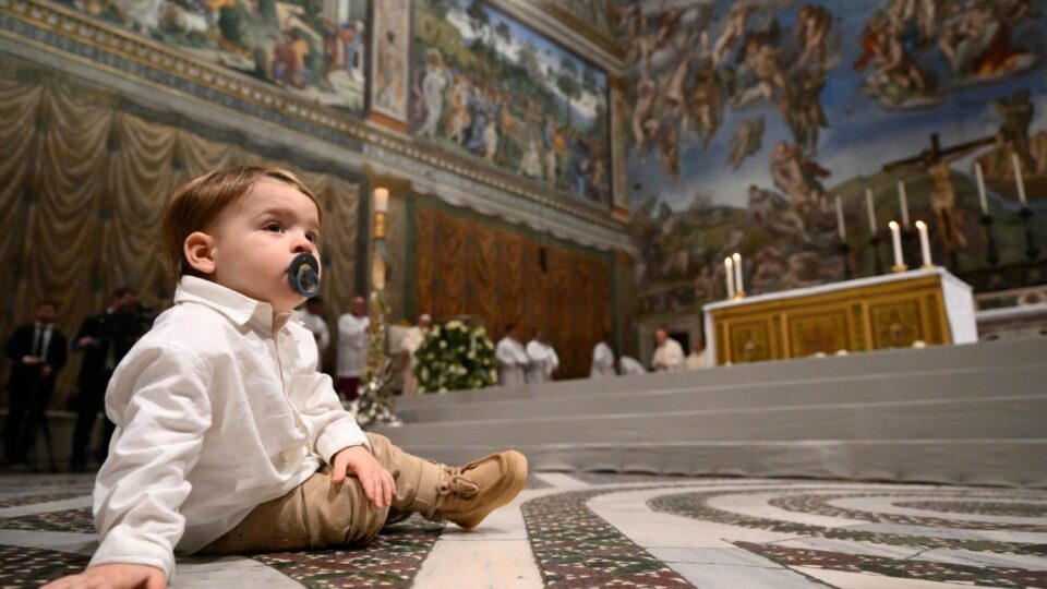 Papa Franjo krstio 16 dojenčadi u Sikstinskoj kapeli – Vatican News