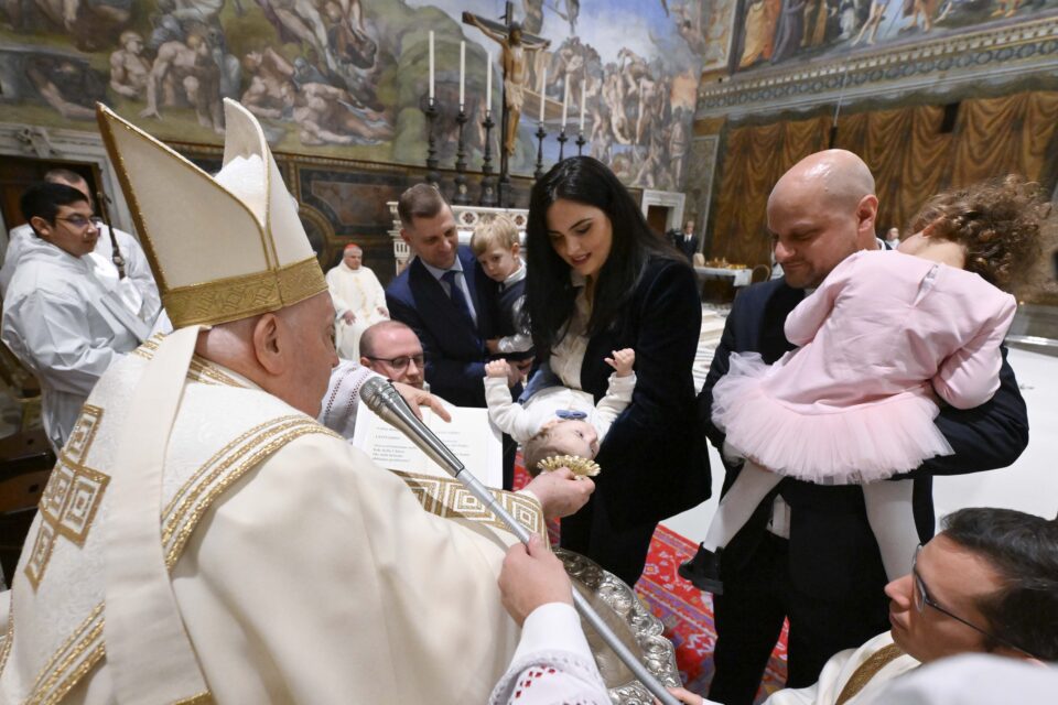 FOTOGRAFIJE: Papa Franjo krstio 16 beba u Sikstinskoj kapeli