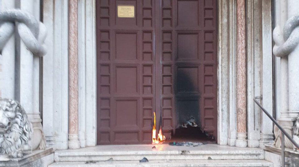 Oštećena vrata crkve Gospe od Mora u Puli