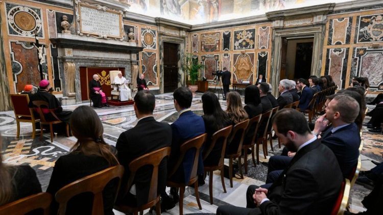 Papa mladima: U svijetu profita i ratova pružite tračak bratstva