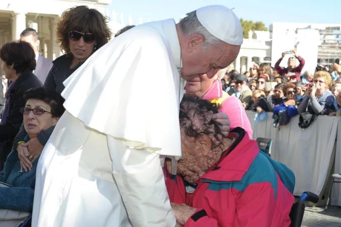 Preminuo muškarac unakaženog lica čiji je zagrljaj s papom Franjom dirnuo svijet