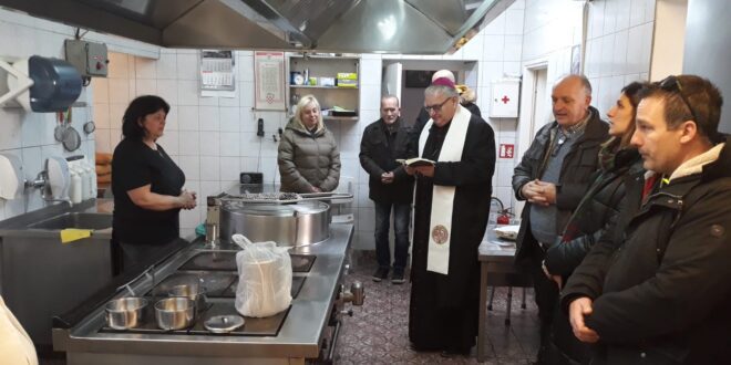 Božićni blagoslov u prostorijama Caritasa Šibenske biskupije.