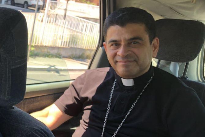 Nikaragvanska diktatura oslobađa biskupa Álvareza, brata biskupa i svećenike