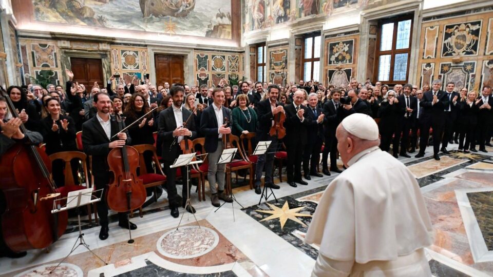 Papa Franjo potiče umjetnike veronske Arene da ponude ljubav, milosrđe, radost – Vatican News