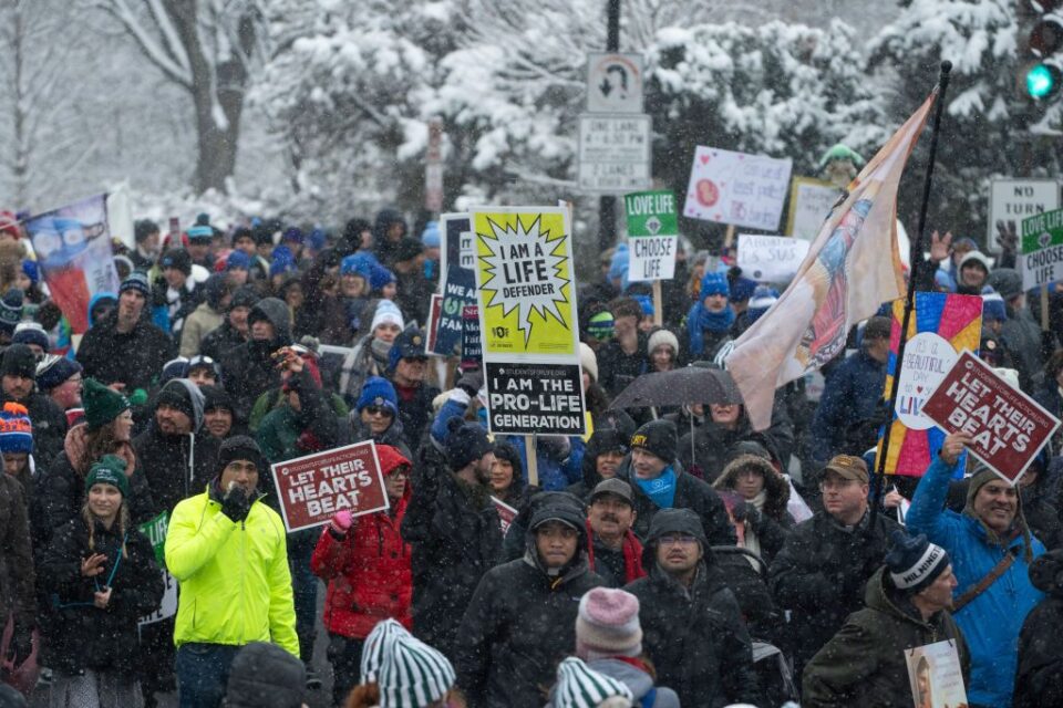 FOTOGRAFIJE: Snijeg ne sprječava tisuće na drugom post-Roe Maršu za život