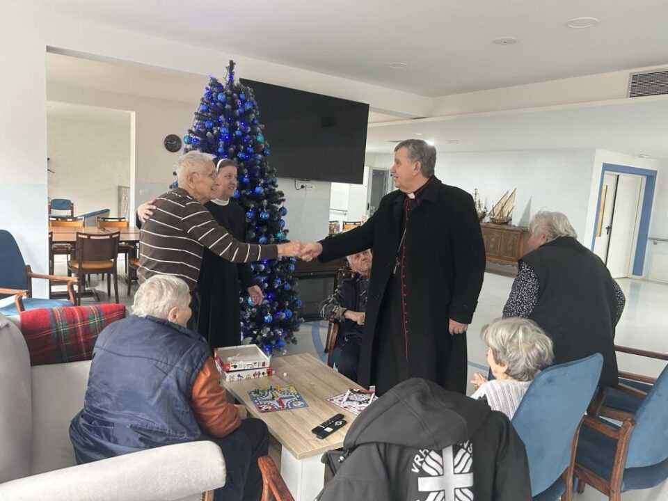 Nadbiskup Vukšić posjetio prve korisnike u Caritasovu Domu za starije i nemoćne u Lugu pokraj Kiseljaka