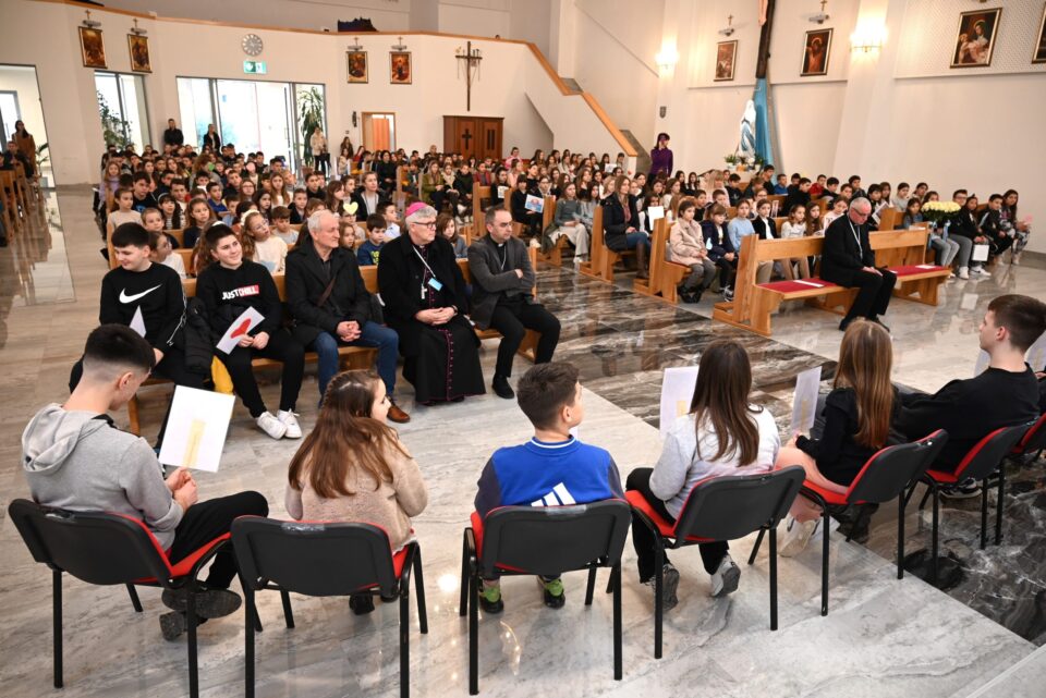 ZADAR: Susret nadbiskupa Zgrablića i zajednice ‘Marijina djeca’ u župi bl. Alojzija Stepinca na Bilom Brigu